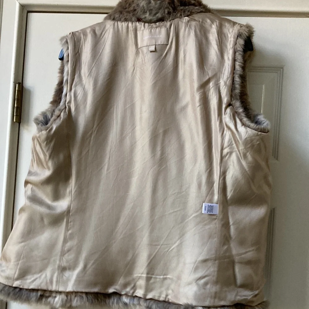 Banana Republic like new leopard print imitation fur vest. 100% polyester - Picture 6 of 7